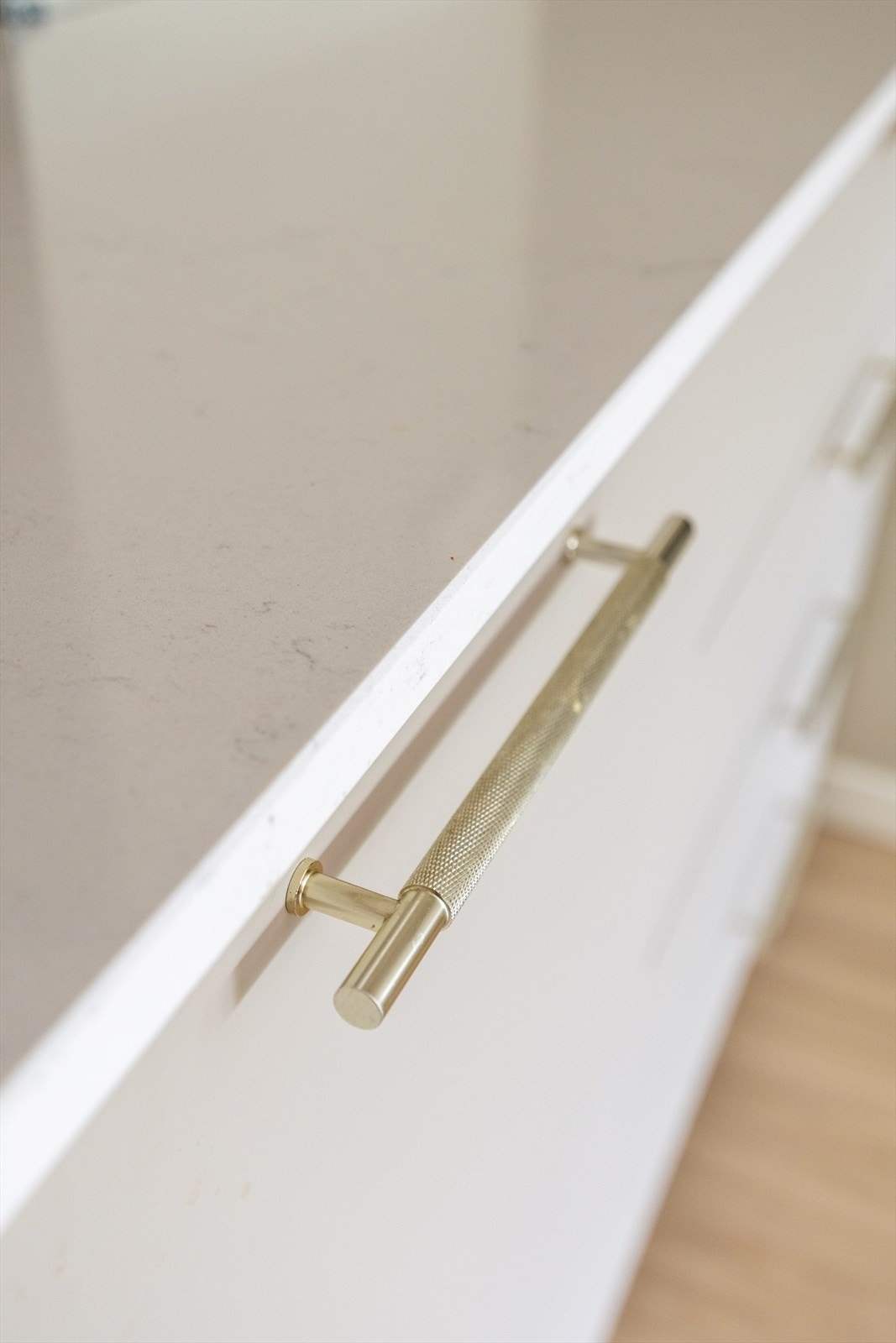 Benkeplate i stein og lekre detaljer. Galleribilde