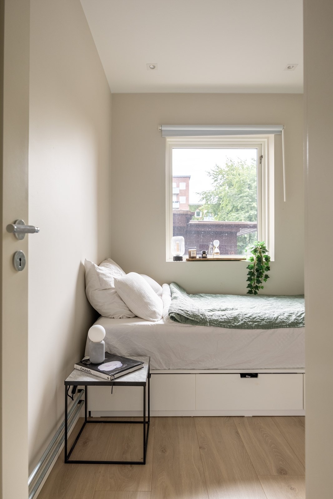 Rommet har plass til seng og garderobe. Galleribilde