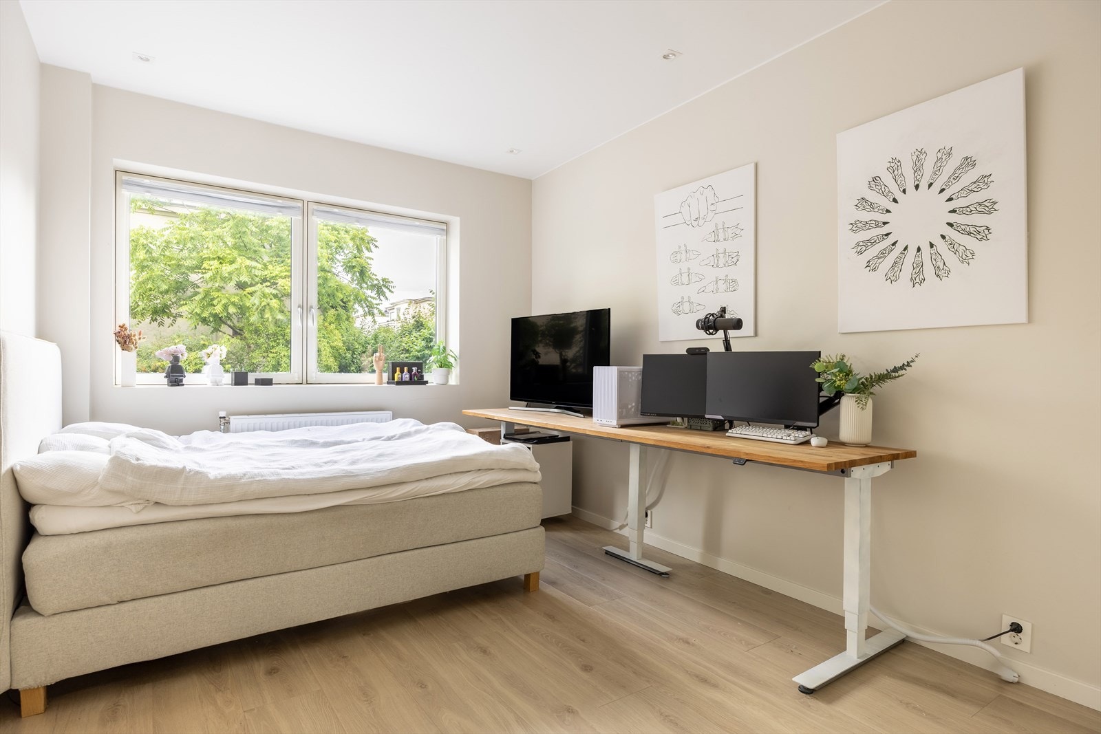 Lyst og luftig hovedsoverom med gos plass til dobbeltseng og garderobe. Galleribilde