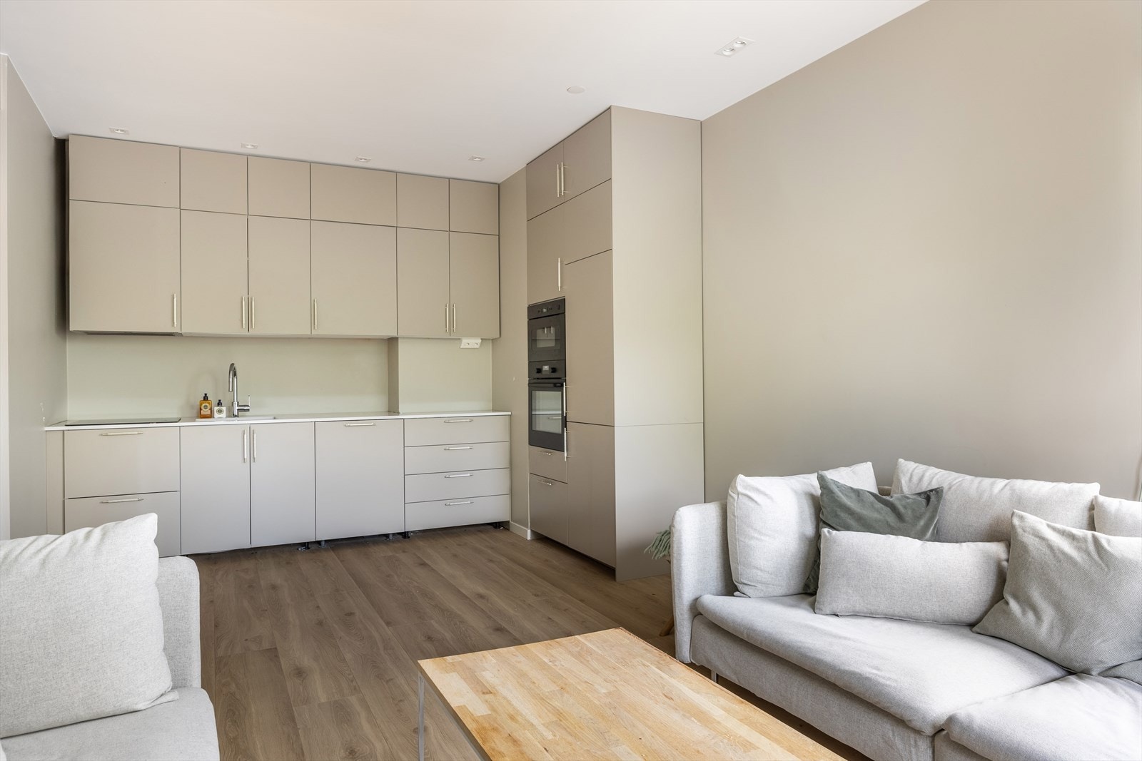 Moderne kjøkken med innredning fra 2024/2024. Galleribilde