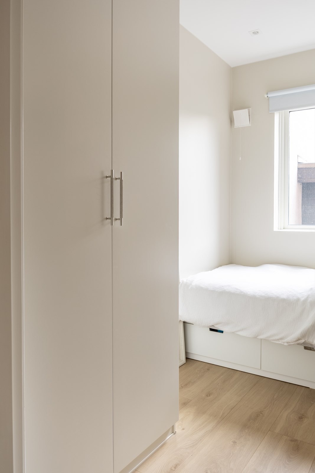 Rommet har god plass til seng og garderobe. Galleribilde