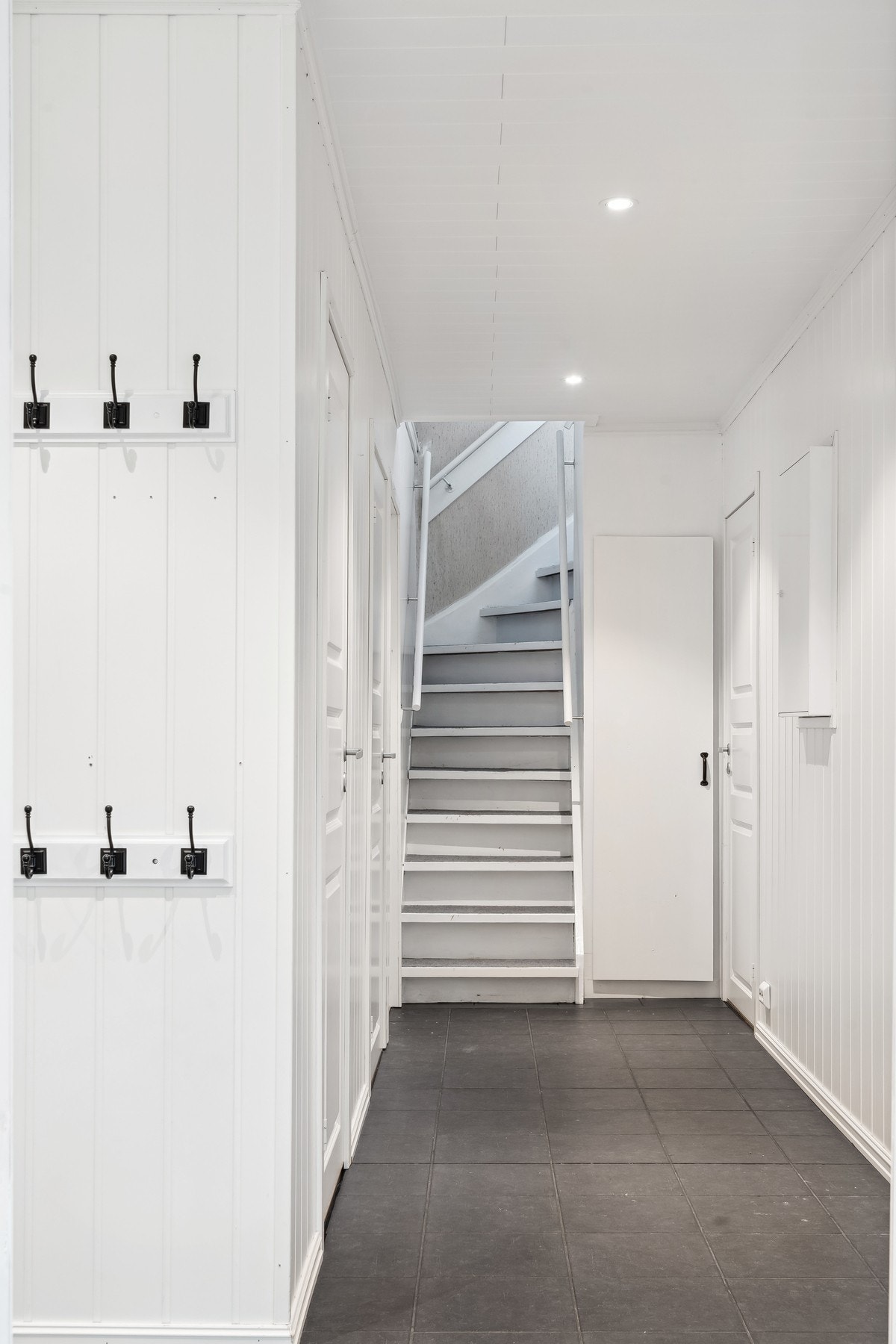 Nylig oppgradert trapp tar oss opp til loftsetasjen. Galleribilde