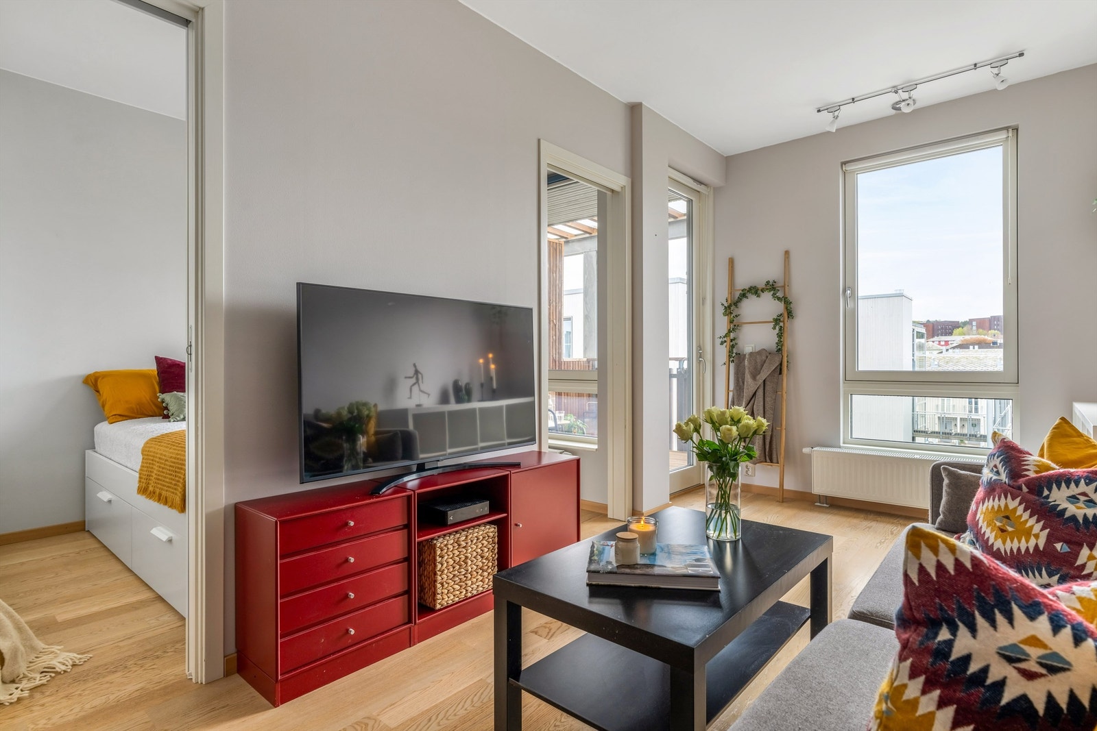 Leiligheten har balansert ventilasjon og er oppvarmet med radiatorer tilkoblet felles varmesentral Galleribilde