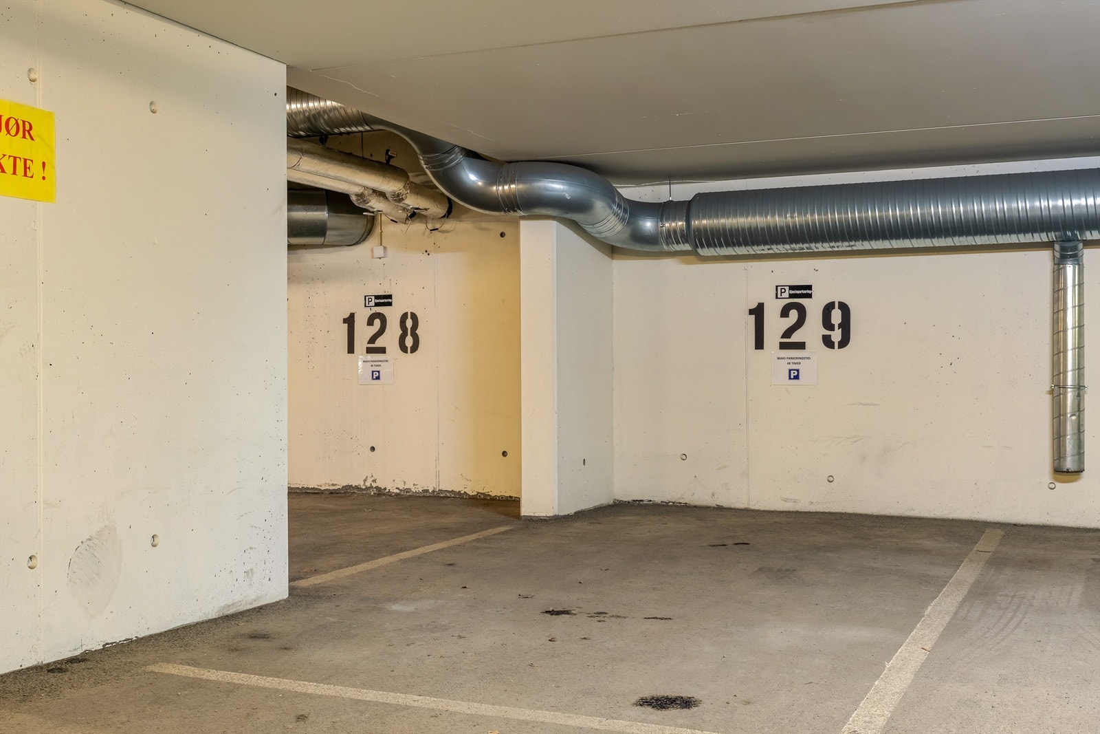 Leiligheten disponerer fast parkeringsplass i oppvarmet kjeller, samt gode gjesteparkeringsmuligheter både innendørs og utendørs Galleribilde