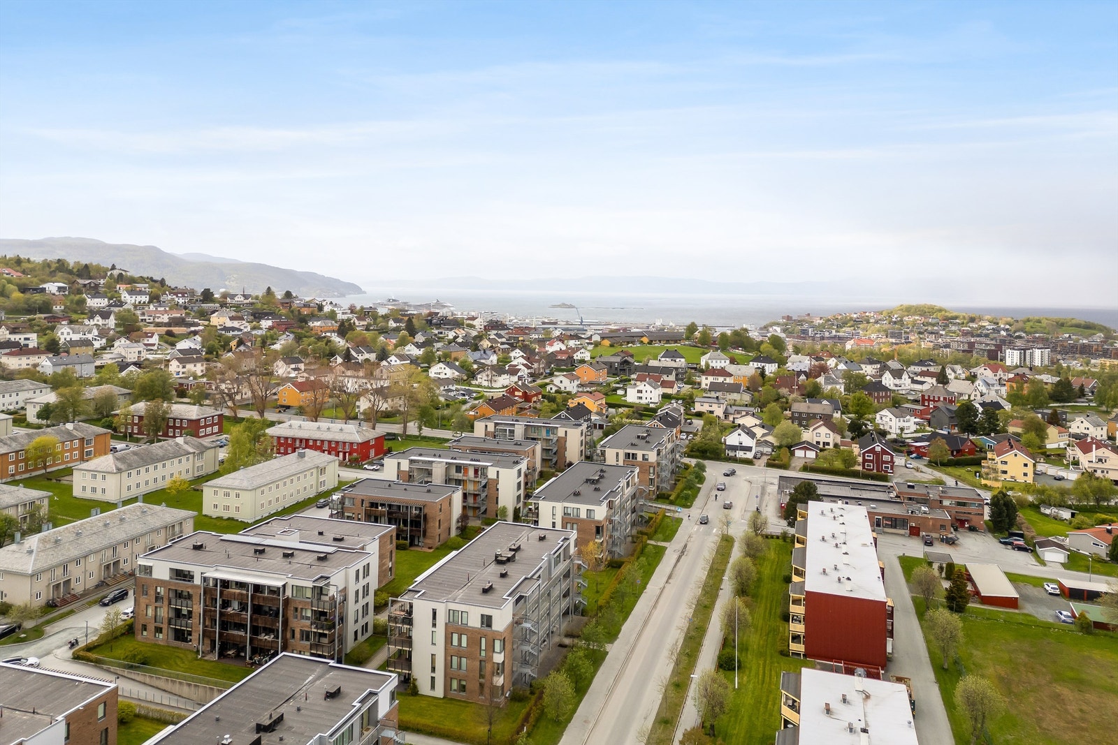 Her har du kort vei til flere av byens beste kjøpesentre, som Sirkus Shopping og City Lade, samt et bredt utvalg av butikker og servicetilbud. Galleribilde