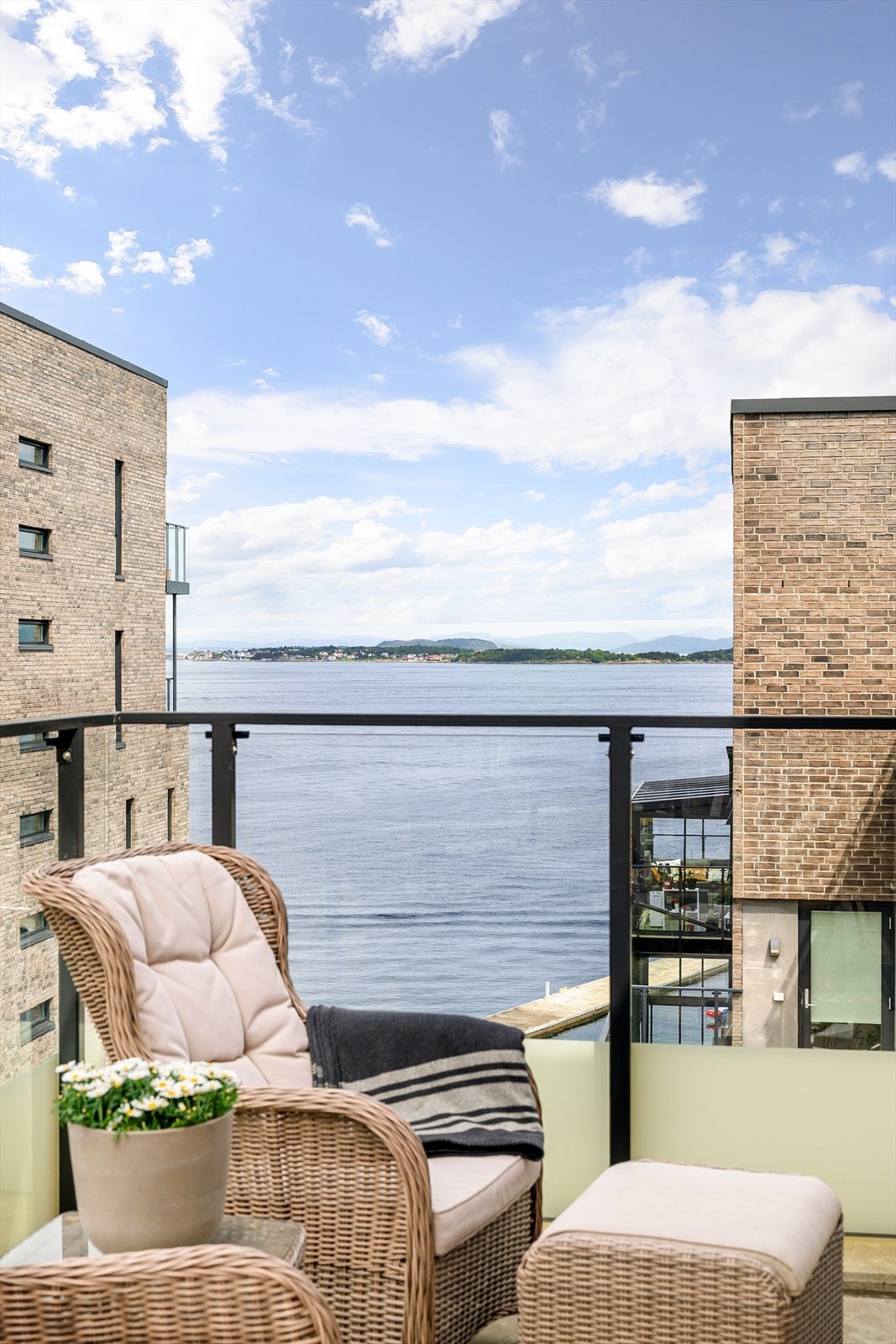 Balkong på 18 kvm er godkjent for innglassing om ønskelig. Galleribilde