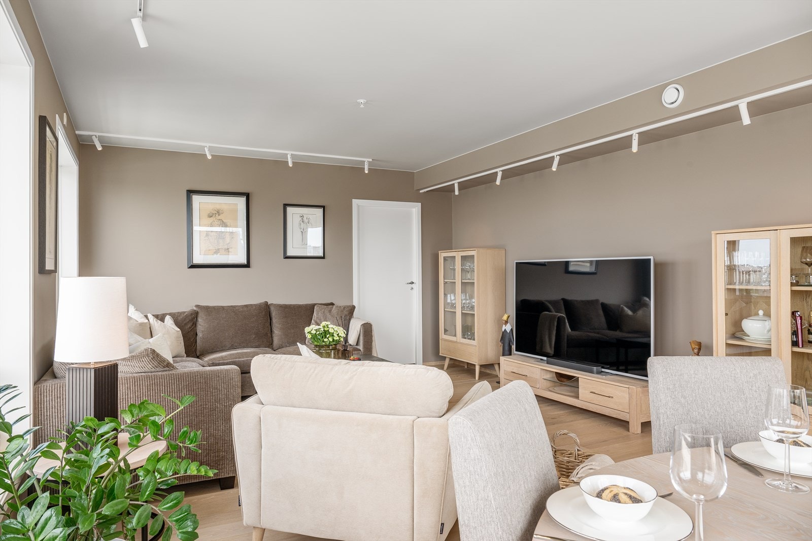 Vannbåren varme i alle gulv foruten soverommene og balansert ventilasjonsanlegg med varmegjenvinning sørger for et godt inneklima. Galleribilde