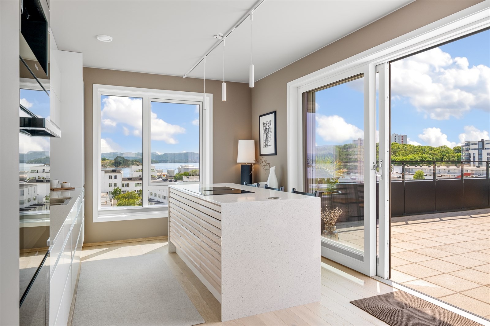 Det er integrerte hvitevarer som medfølger i handelen som stekeovn, kaffemaskin, induksjonstopp med ventilator, oppvaskmaskin og kjøleskap. Galleribilde