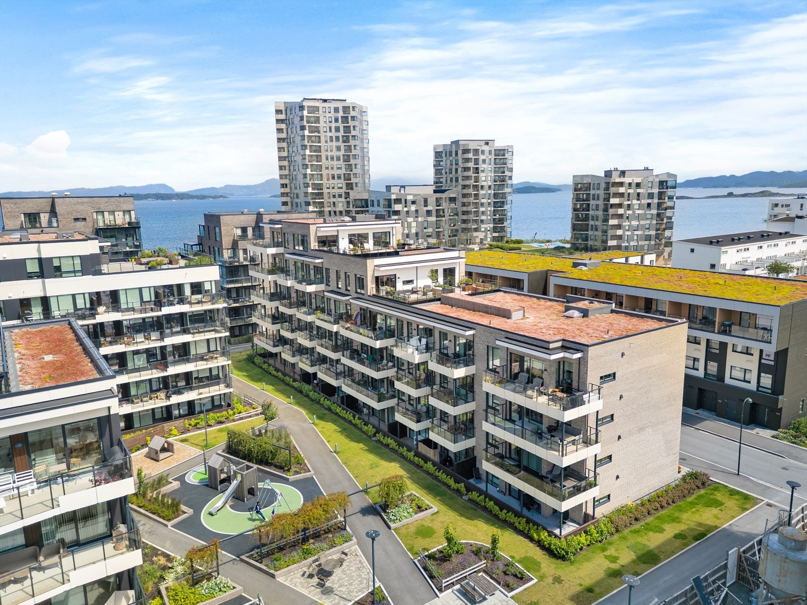 Området er meget pent opparbeidet med flotte fellesområder, grøntarealer og sandstrand. Galleribilde