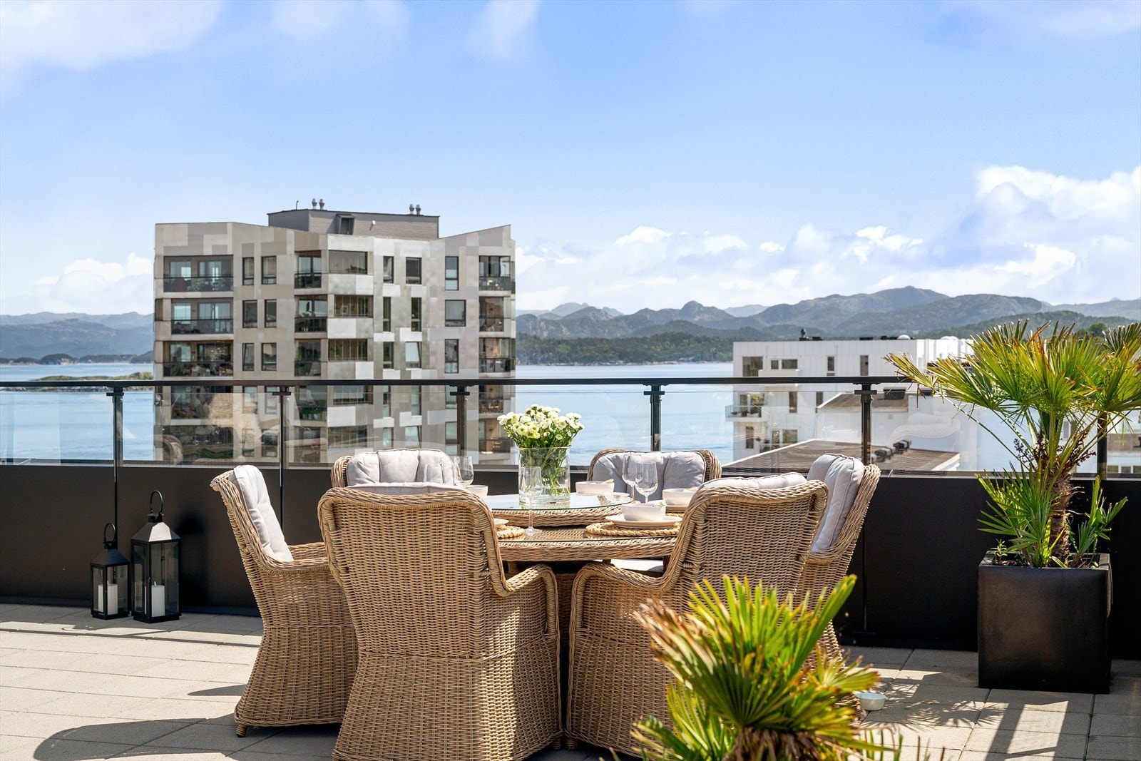 Her kan du lene deg tilbake og nyte lange, lyse sommerkvelder - omgitt av en imponerende utsikt mot både fjord og fjell. Galleribilde