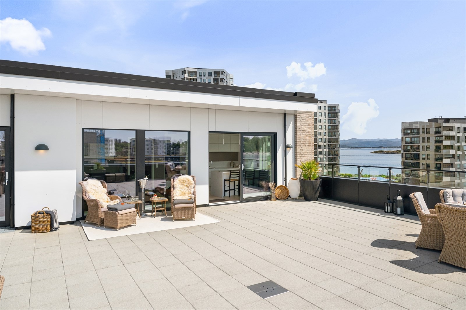 Her er det rikelig med plass til alt du måtte ønske, enten det er spisegruppe, sofagruppe, solsenger, grill, plantekasser eller oppbevaringsløsninger. Galleribilde