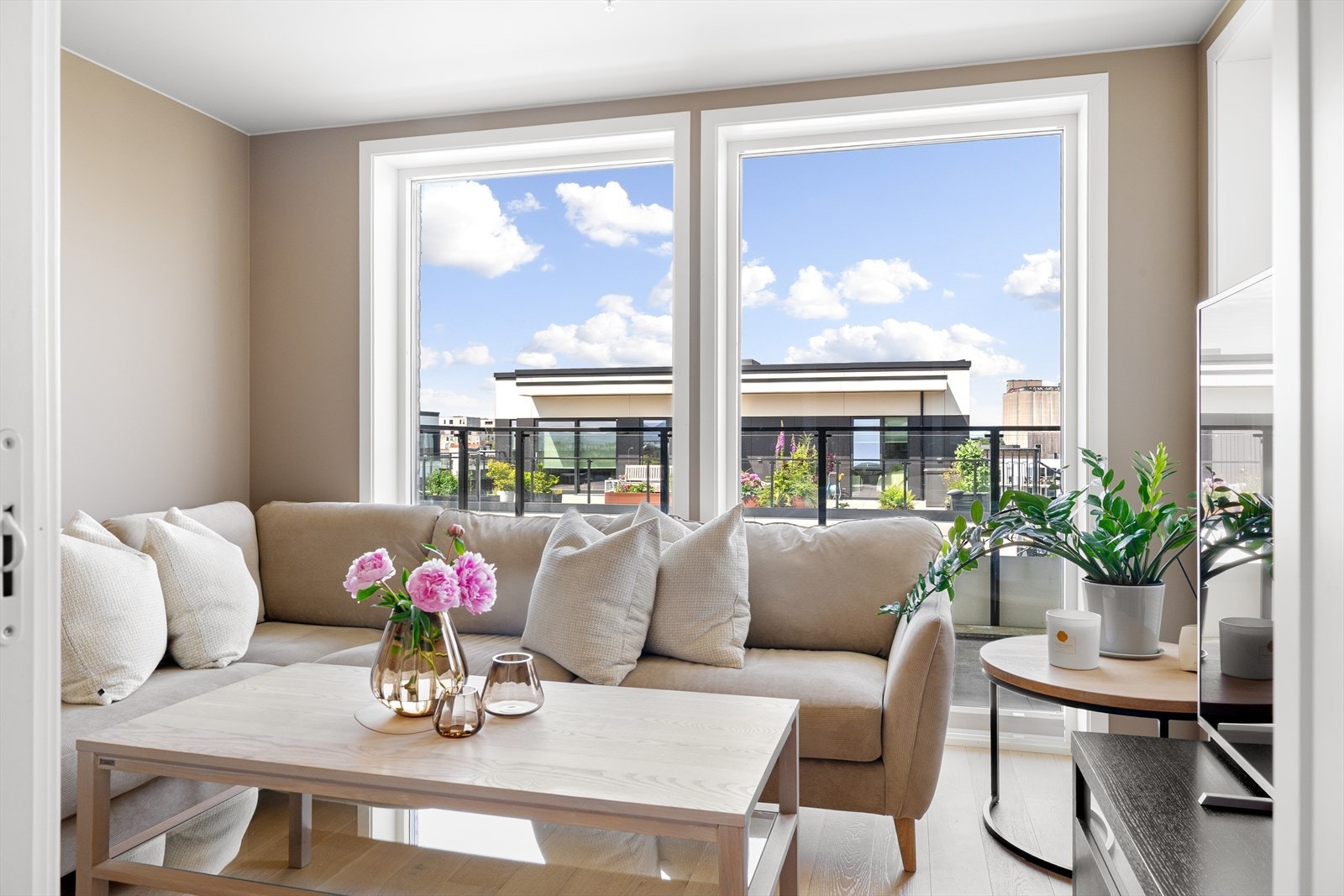 Ett av soverommene er i dag innredet som TV-stue. Galleribilde