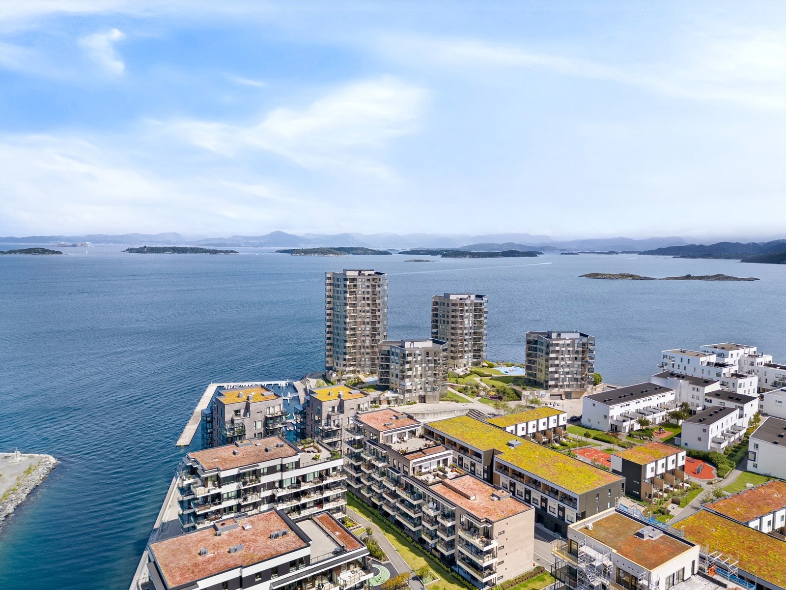 Her kan man spasere langs promenaden eller ta turen til populære Godalen som tilbyr badeplass, grillområde for familien og lekeplass til barna. Galleribilde