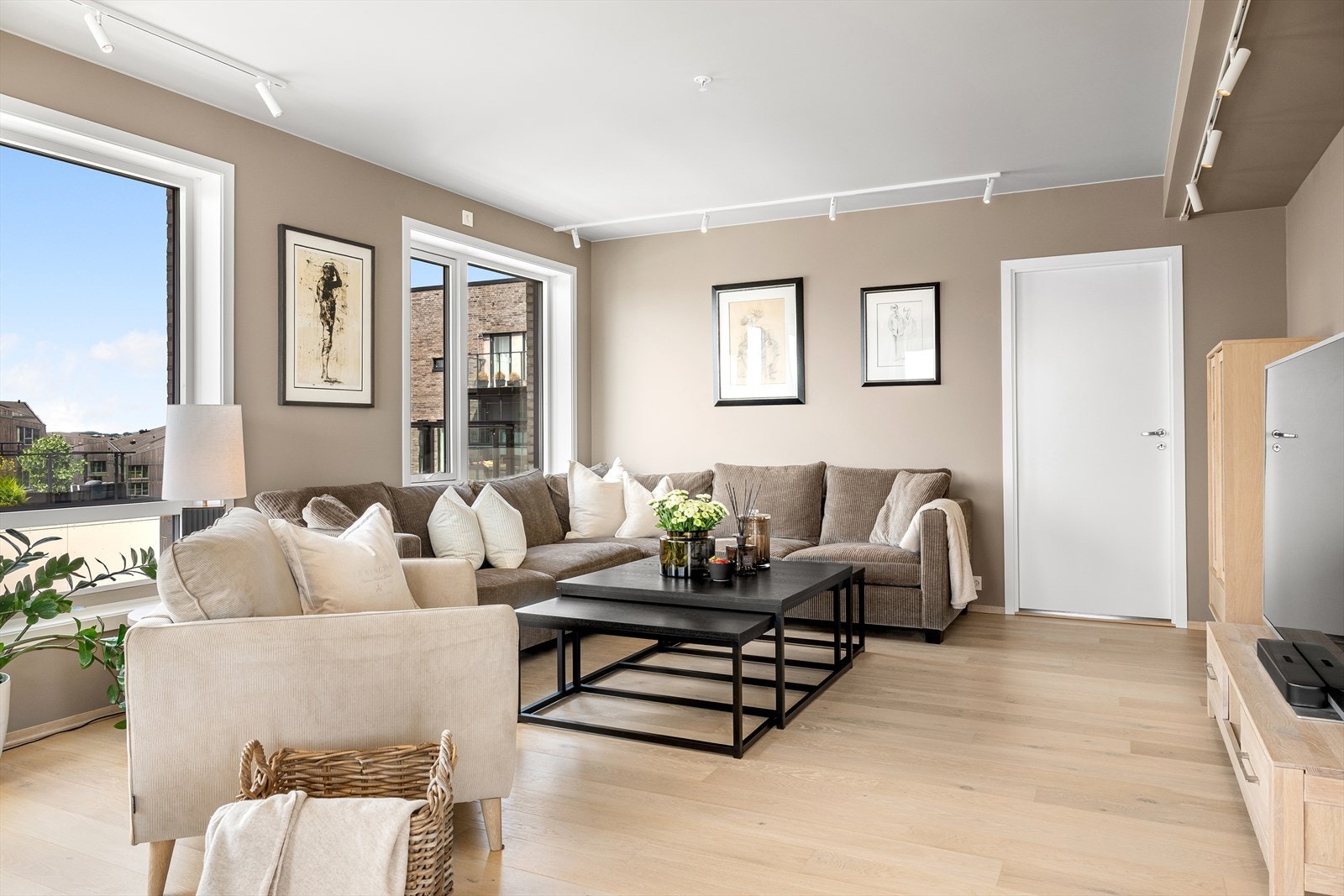 Leiligheten holder en god standard med enstavs lys eikeparkett i alle tørre rom, tidsriktige fargevalg på vegger og store vindusflater. Galleribilde