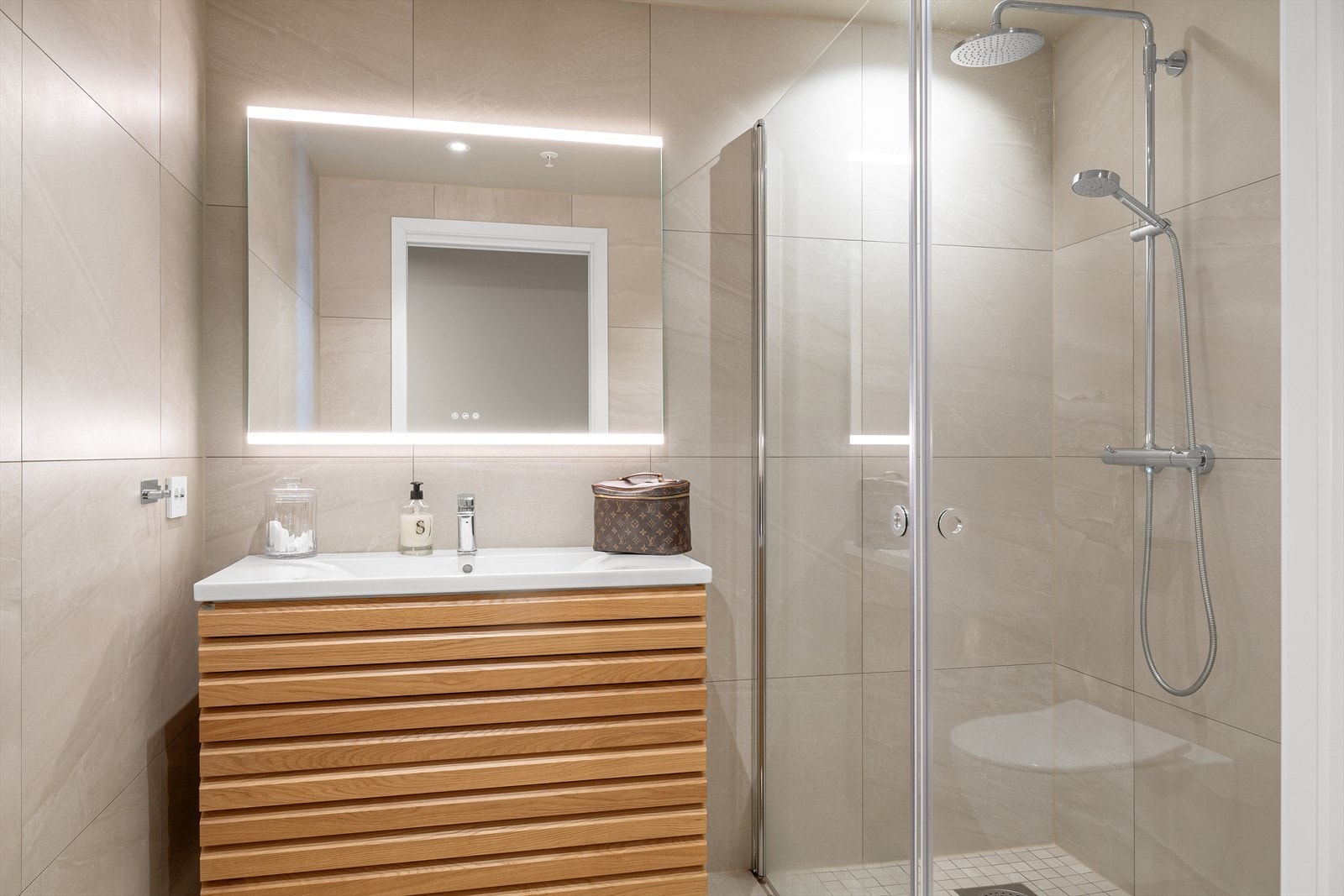 Bad med tilkomst fra gangen. Dette baderommet er i samme utførelse som det andre baderommet. Galleribilde