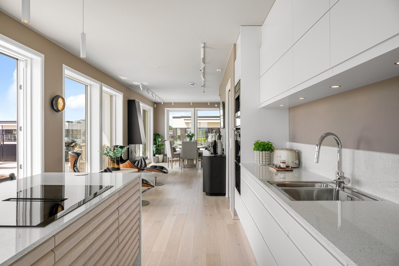 Kjøkkenet har flere gode kvaliteter som praktisk kjøkkenøy med med noen flotte spilefronter i lys eik, stekeovn og kaffemaskin plassert i ståhøyde og sokkelskuffer for ekstra oppbevaring. Galleribilde