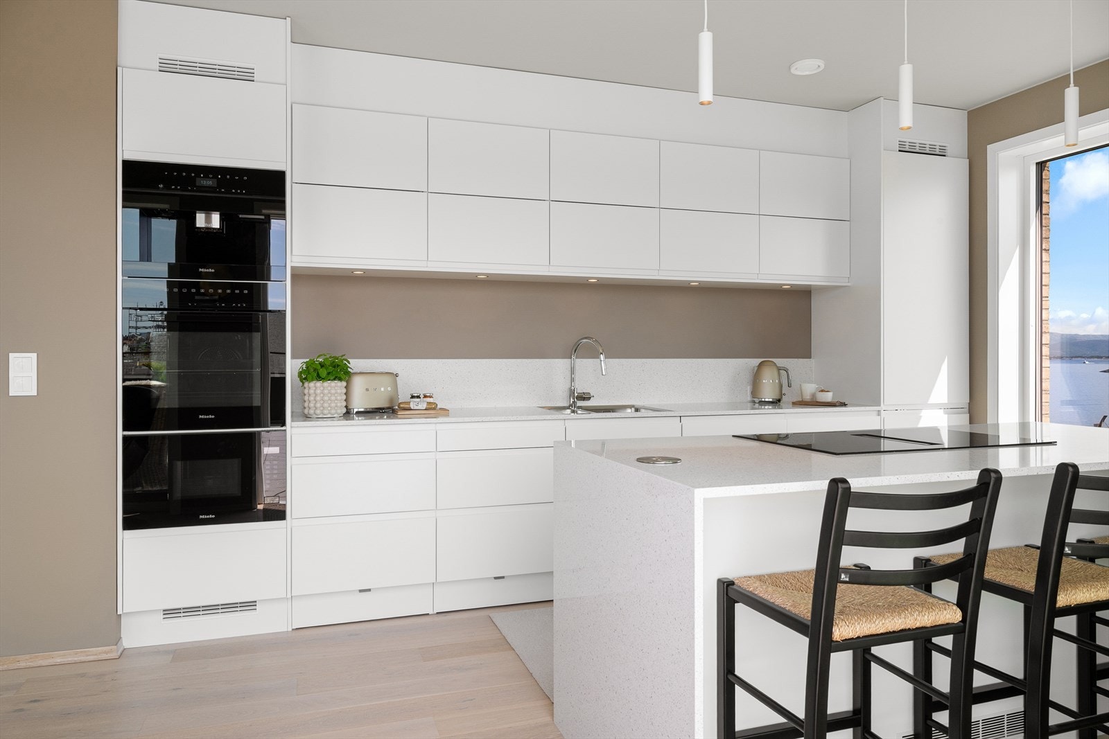 Det er godt med skuffe- og skapplass på kjøkkenet. Downlights under overskapene gir god belysning. Galleribilde