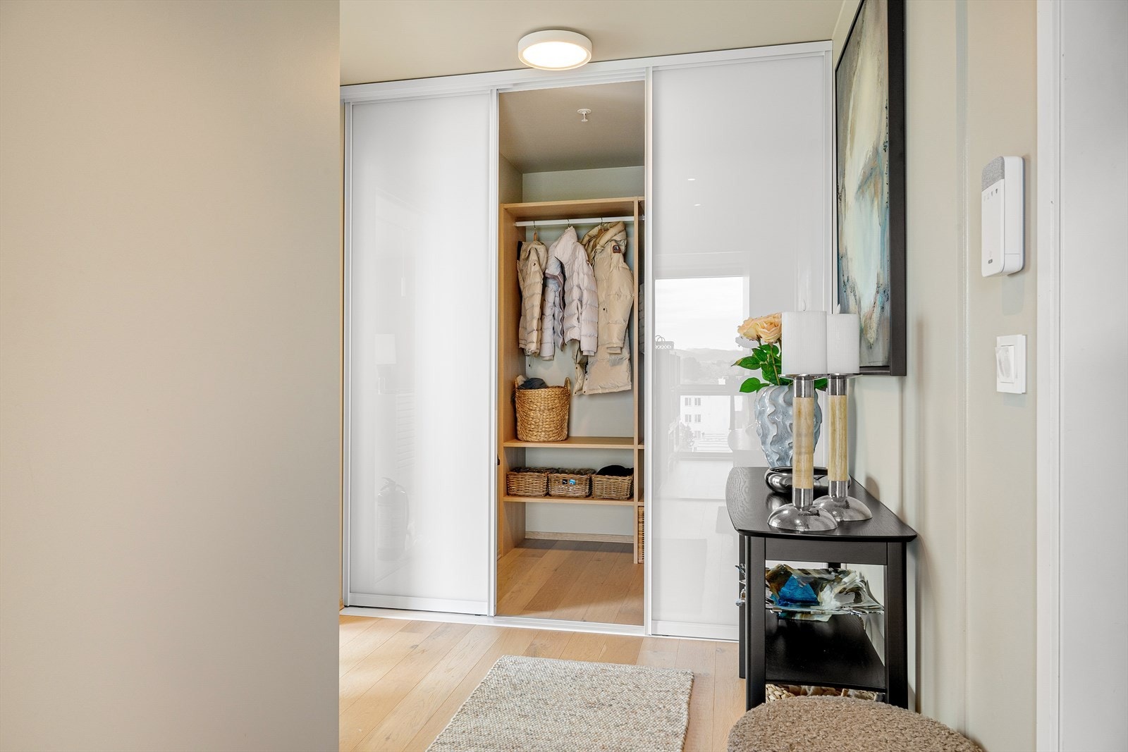 Inngangsparti med god plass til å henge fra seg yttertøy i stor "walk in" skyvedørsgarderobe. Galleribilde