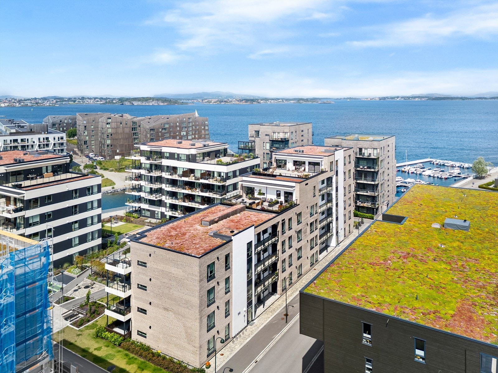 Området er både barnevennlig, urbant og sentrumsnært. Det er gangavstand til flere servicetilbud som blant annet frisør, treningssenter, dagligvarebutikk, Ostehuset, Tou Scene m.m. Galleribilde