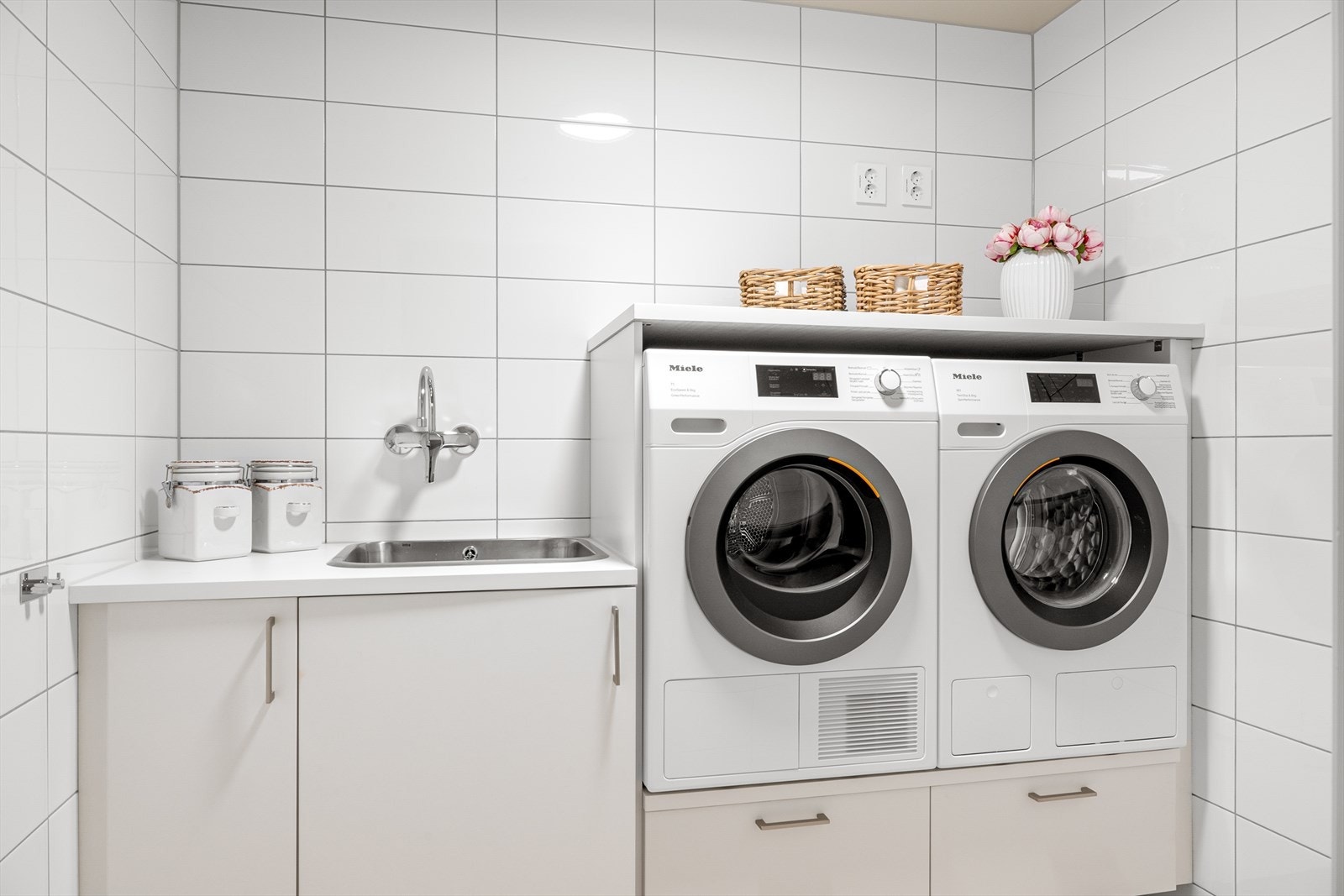 Eget praktisk vaskerom med innredning og utslagsvask. Her er det plass til både vaskemaskin og tørketrommel. Galleribilde