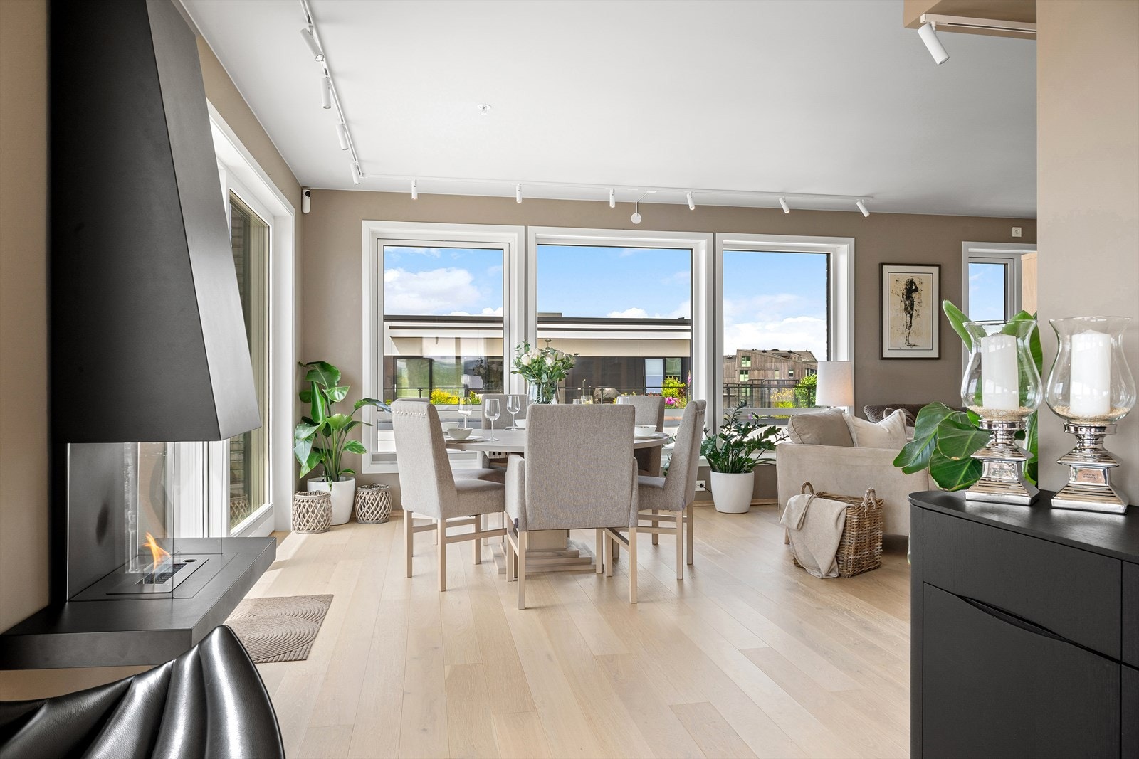 Det er åpen stue/kjøkkenløsning med store vindusflater vendt ut mot fjorden. Galleribilde