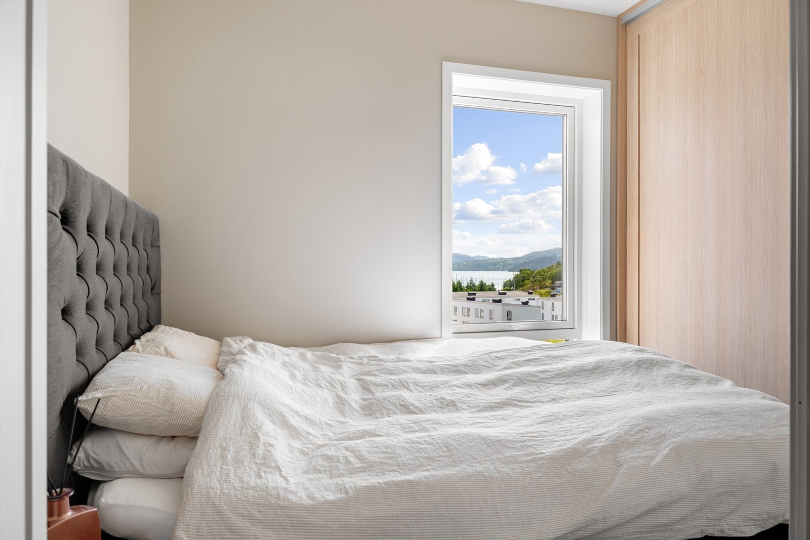 Soverom nr. 2 med skyvedørsgarderobe. Galleribilde