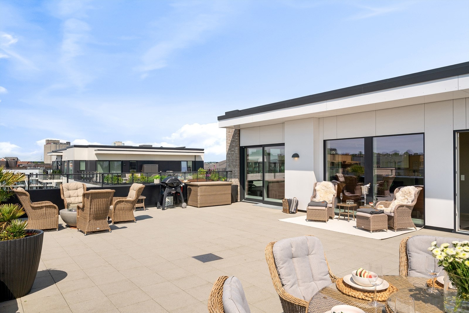 Takterrassen på over 100 kvm byr på fantastisk utsikt mot både sjø og fjell - et unikt uterom som virkelig setter prikken over i-en. Galleribilde