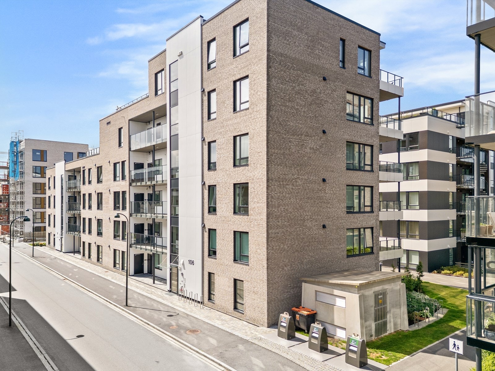 Det er ca 15 minutters gangavstand til Stavanger sentrum som kan tilby uteliv, restauranter, shopping og mye mer. Galleribilde