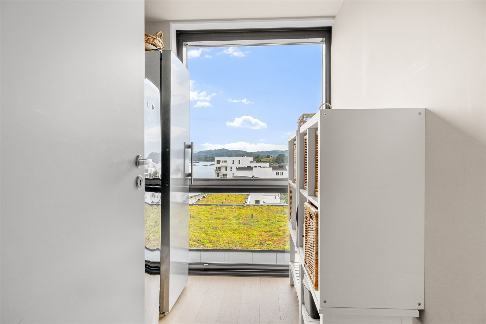 En innvendig bod med plass til ekstra lagring. Galleribilde