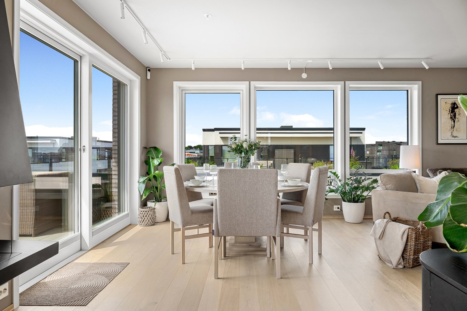 Det er montert plissegardiner i alle vinduene. Disse kan justeres både opp og nedenfra. Galleribilde