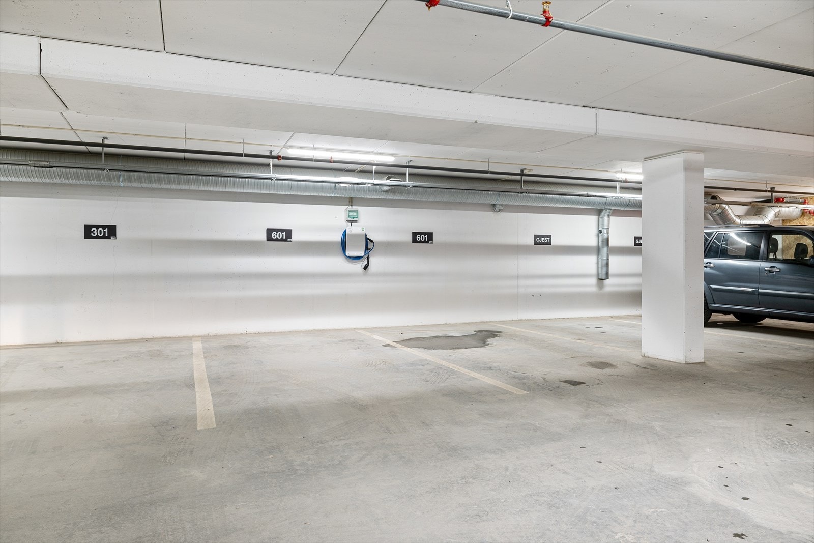 Det medfølger 2 parkeringsplasser i lukket anlegg hvor det er montert elbillader mellom parkeringene. Galleribilde