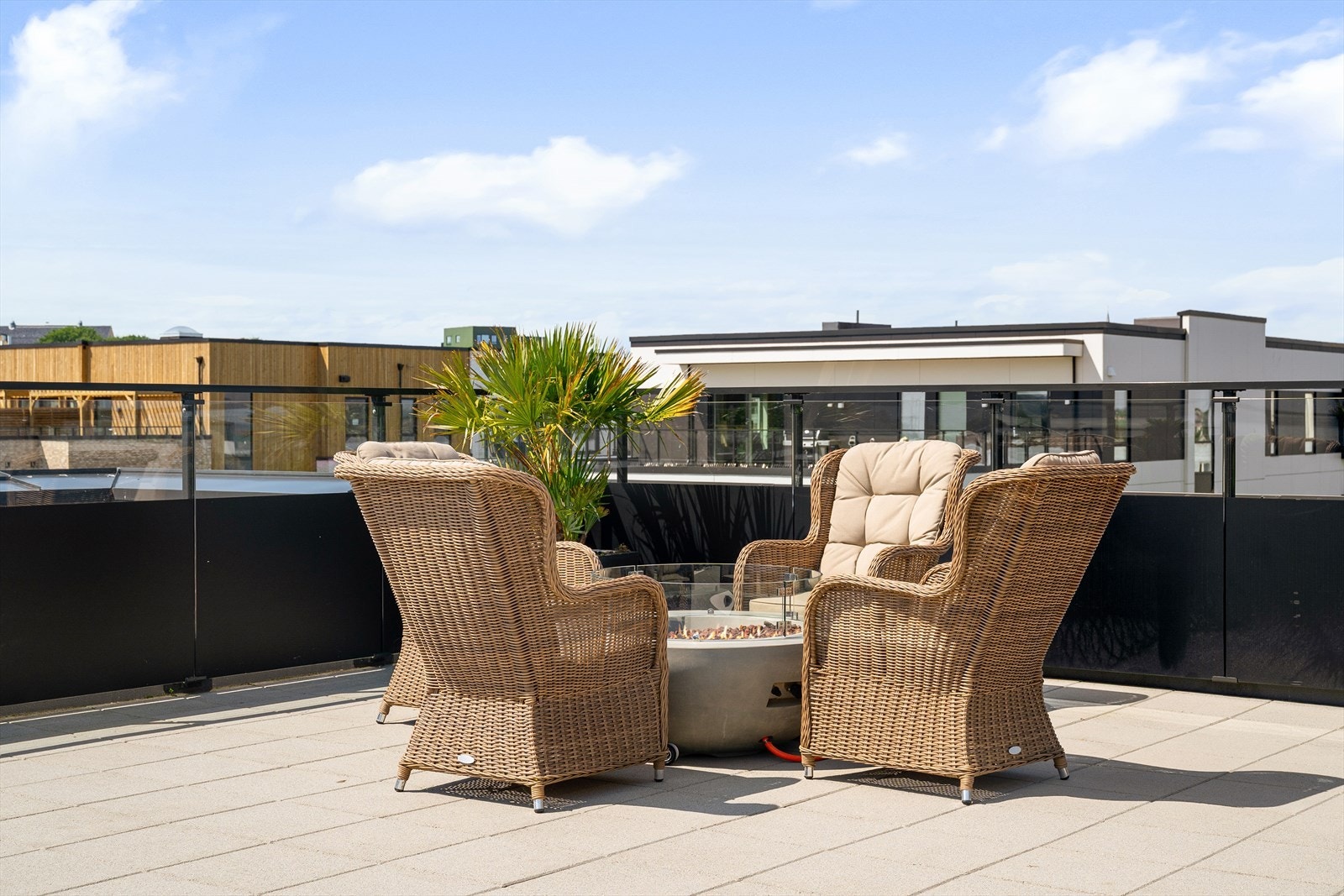 Den solrike beliggenheten gjør terrassen til et naturlig samlingspunkt gjennom store deler av året. Galleribilde