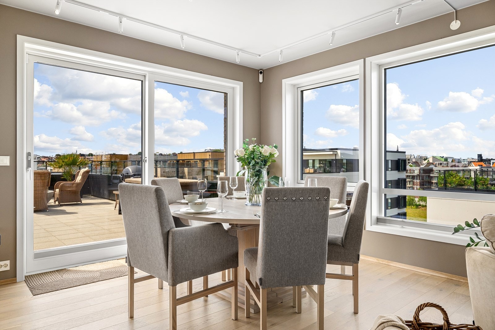 Fra stuen og kjøkkenet er det utgang til en herlig og solrik takterrasse på ca. 100 kvm. Galleribilde