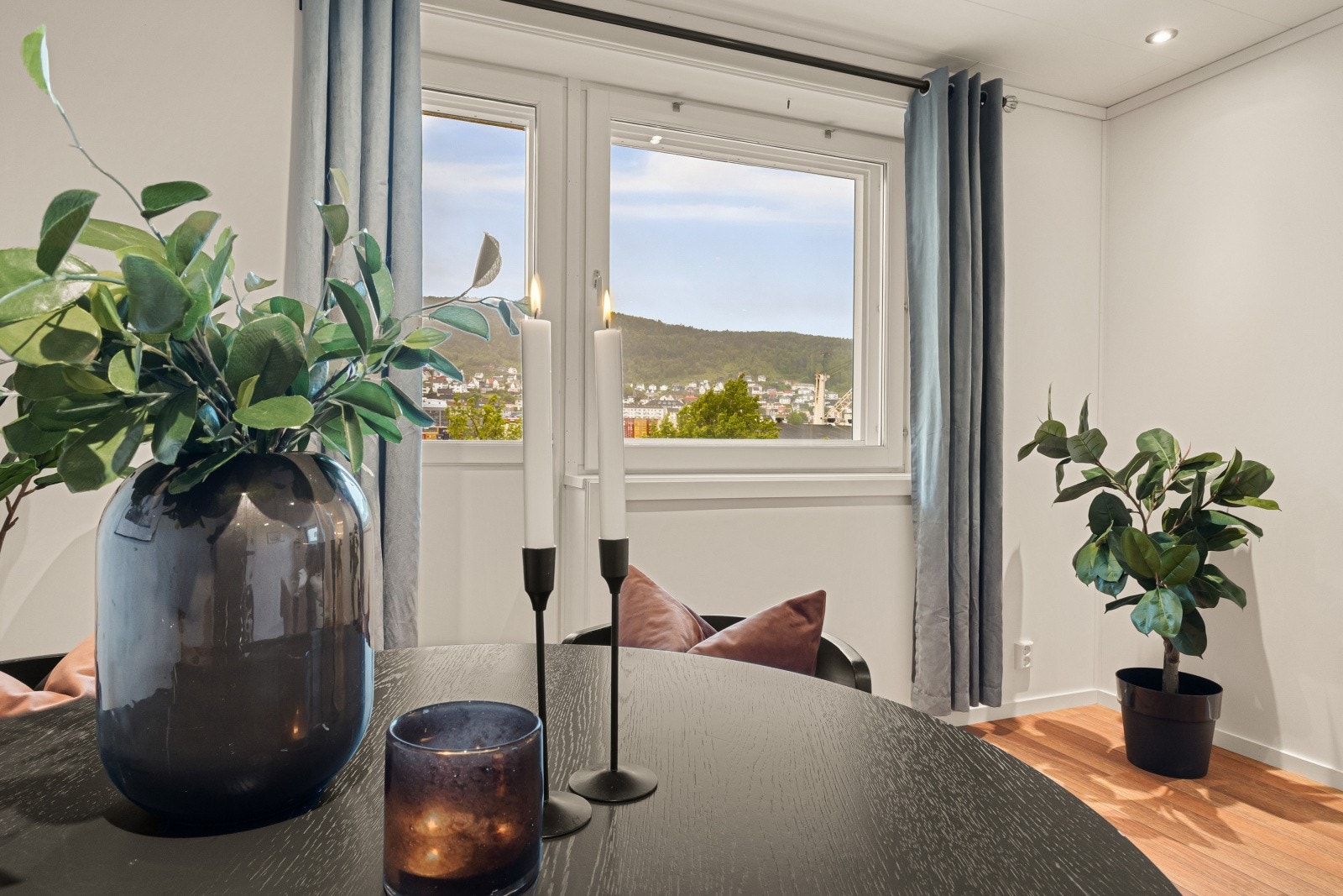 Vi trer ut på leilighetens balkong. Galleribilde