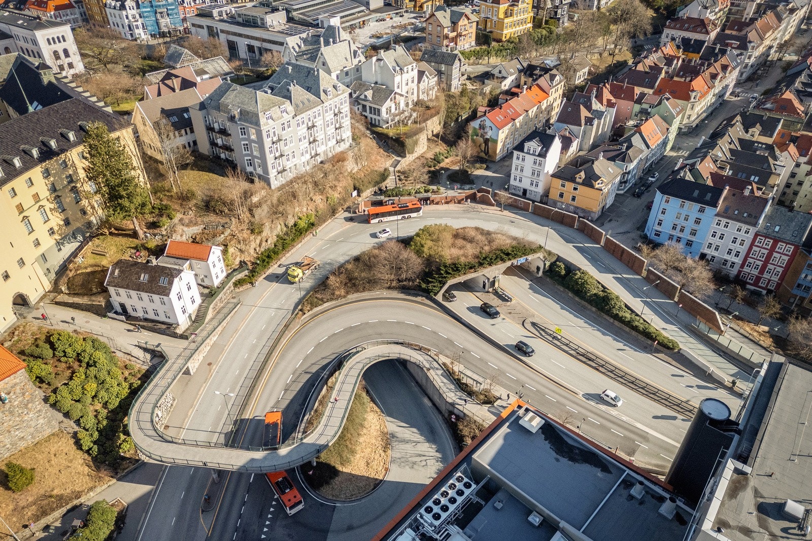 Møhlenpris busstopp med 2 min. gangavstand, her går det imponerende hyppige avganger som tar deg til alle bergens rettninger. Galleribilde