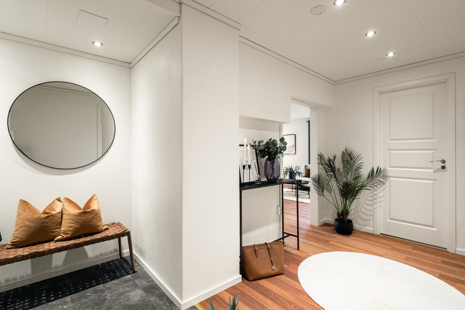 Velkommen inn! Romslig gang/entrè på 9,8 m² med varme i gulvet og moderne belysning. Galleribilde