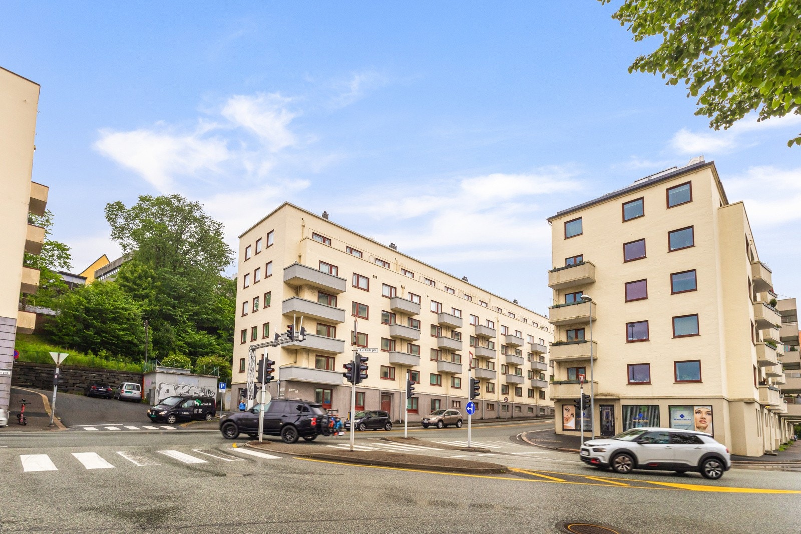 Et veldrevet borretslag der beboere får benytte eget nyoppusset og fullutstyrt treningsrom, stor felles hage med utemøbler og fellesrom. Galleribilde