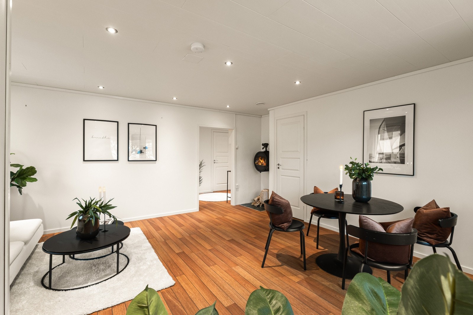 Stuen byr på god møbleringsfrihet i et lyst og luftig rom med god planløsning. Galleribilde