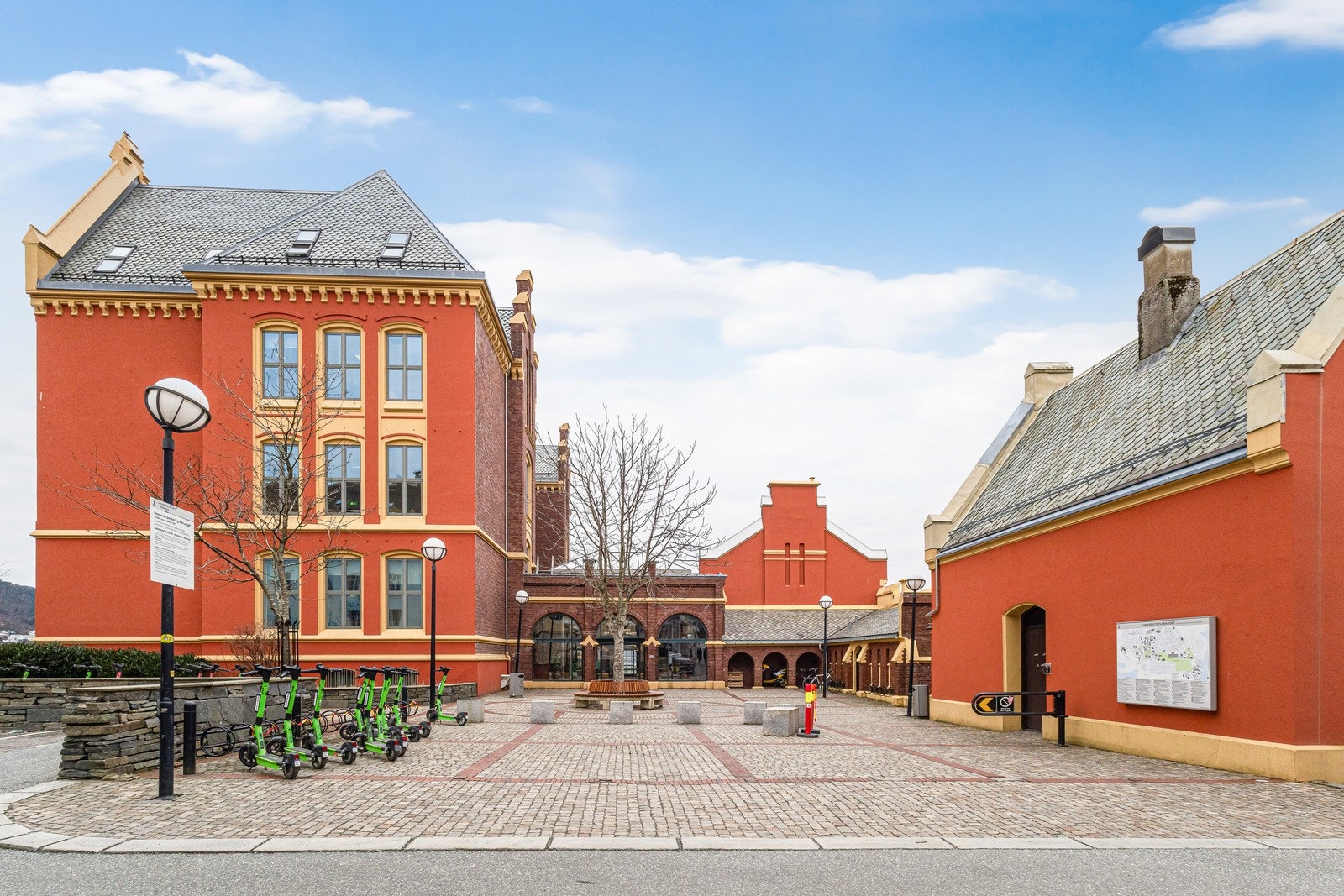 Det juridiske fakultet 5 min. gangavstand. Galleribilde