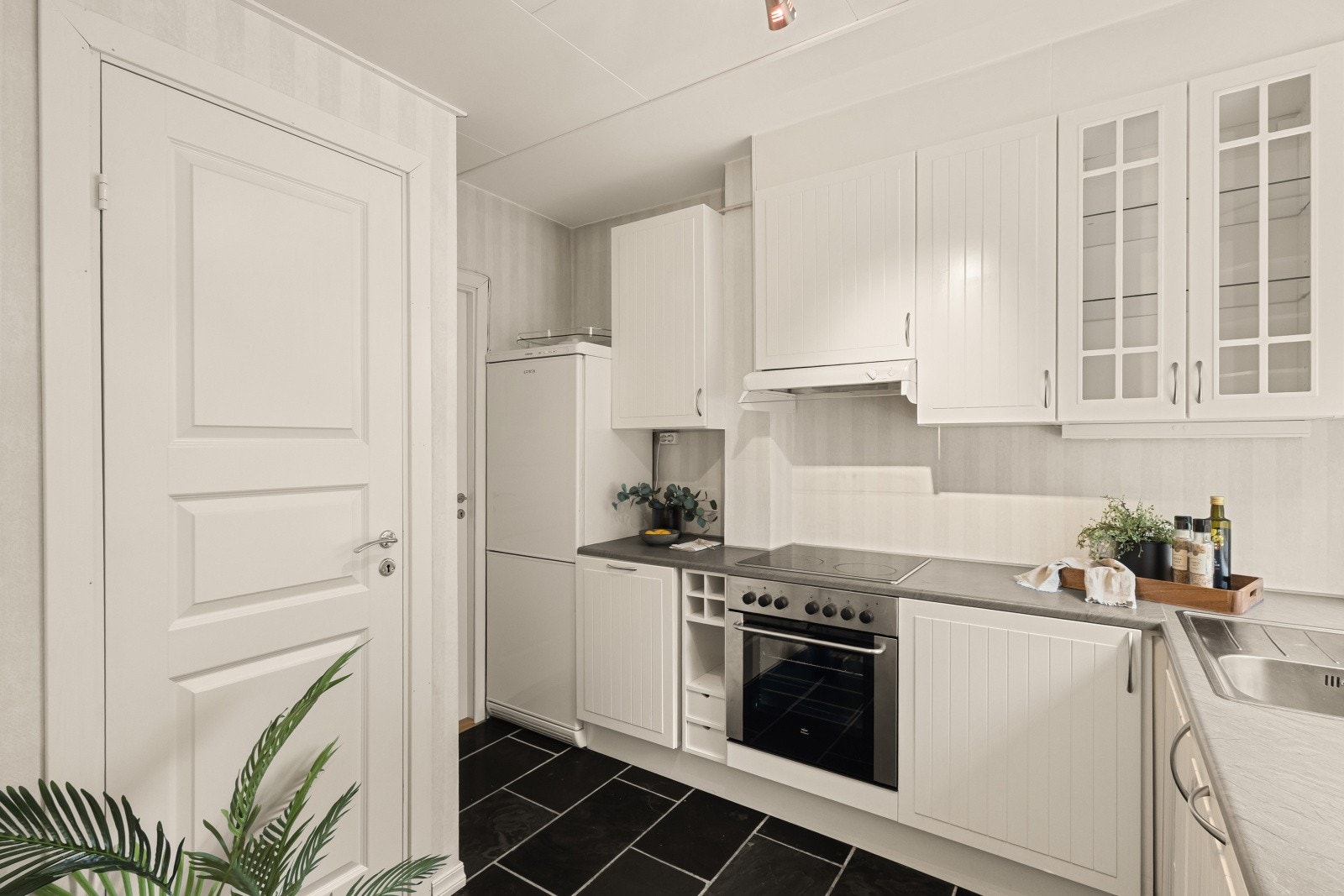 Fra kjøkken får du også direkte adkomst til egen matbod, lagerplass til alt du ikke vil at gjestene skal se! Galleribilde