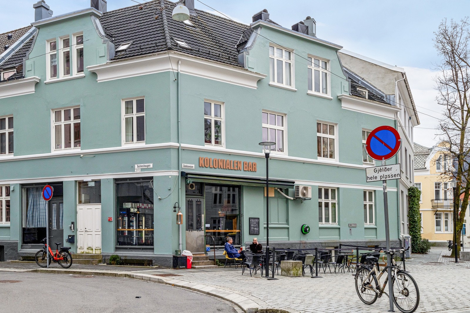 Kolonialen- bergens unike kombinasjon av dagligvarer, kafè og pub. Galleribilde