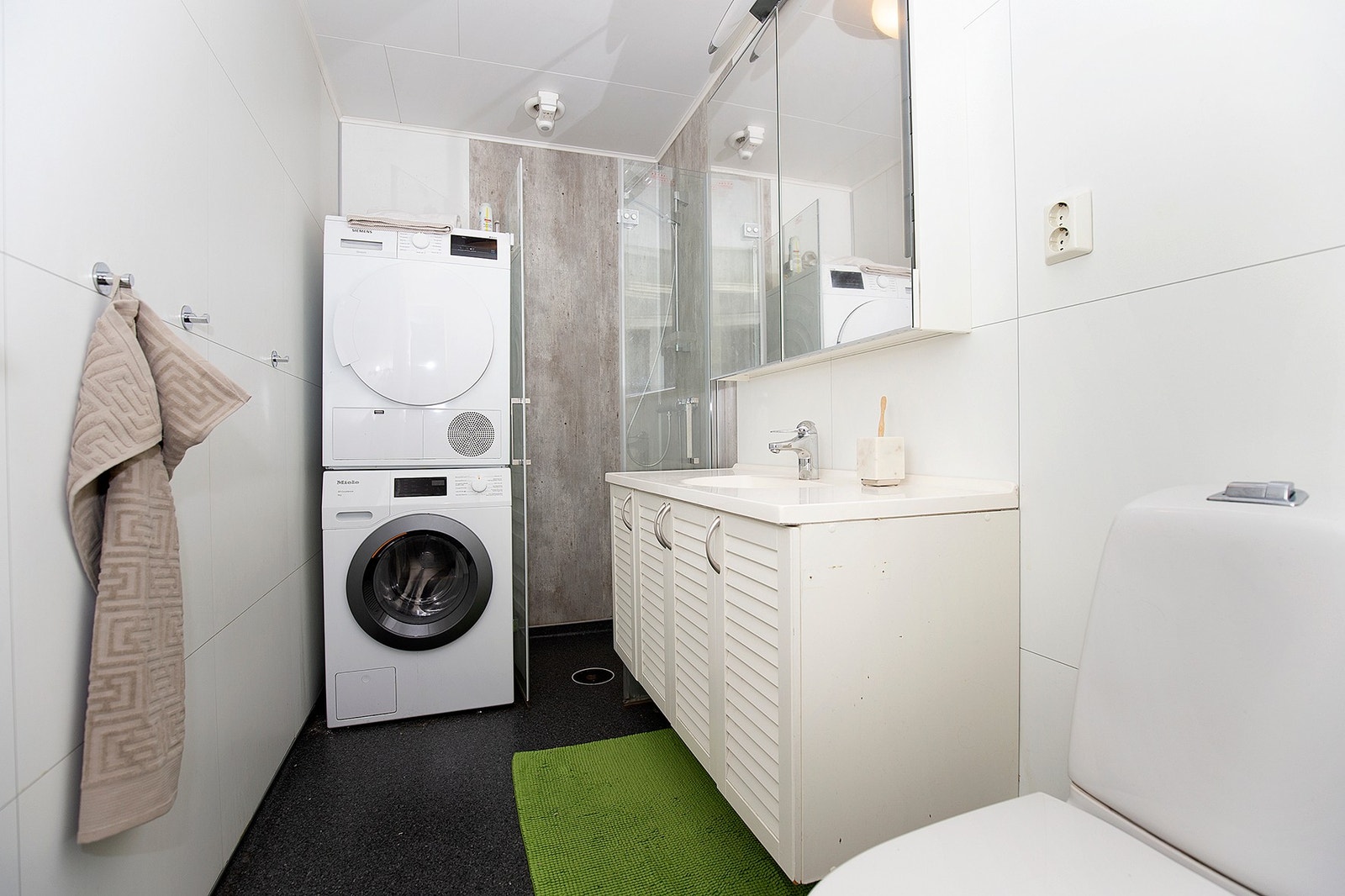 Bathroom 1, with shower and toilet Galleribilde