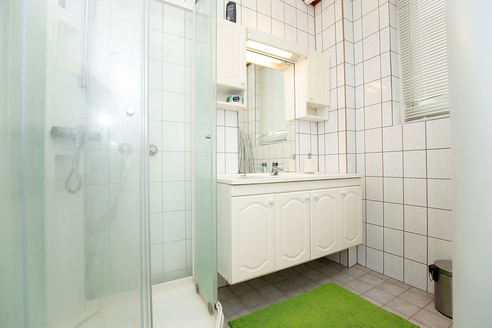 Bathroom 2, with shower Galleribilde