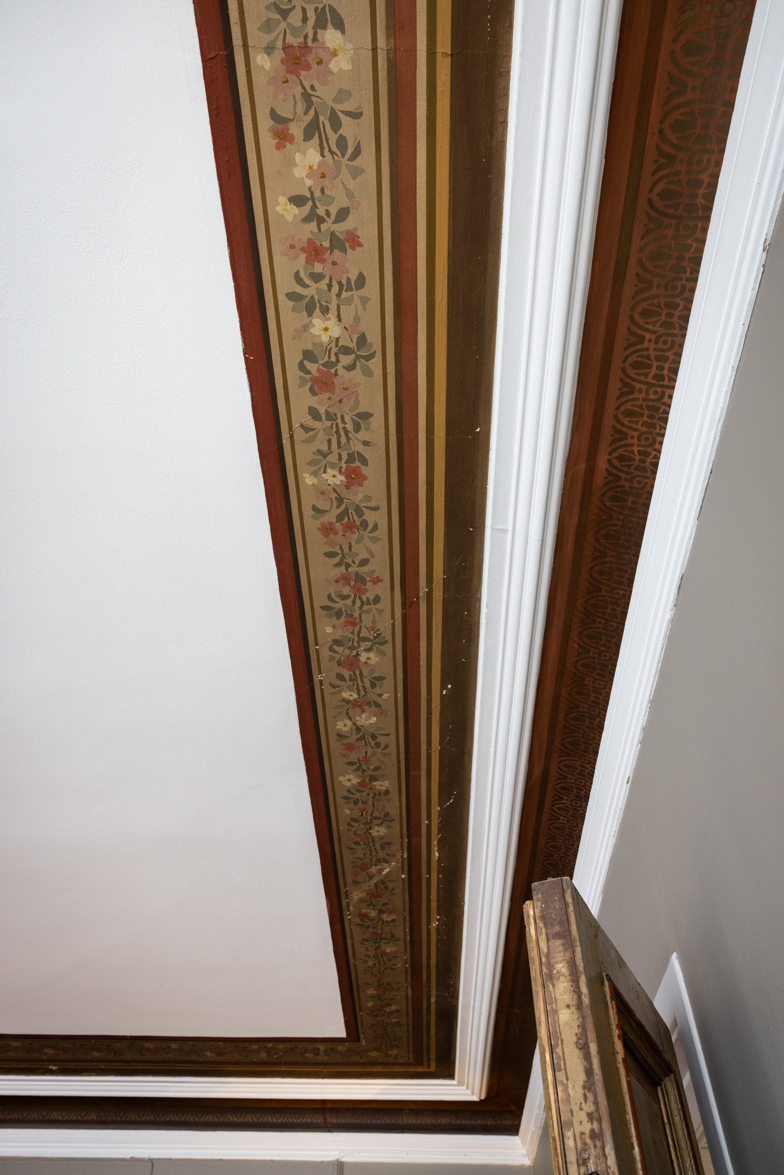 Disse klassiske detaljene, som stammer fra byggets opprinnelse, er vakkert bevart og gir rommene et historisk preg. Galleribilde