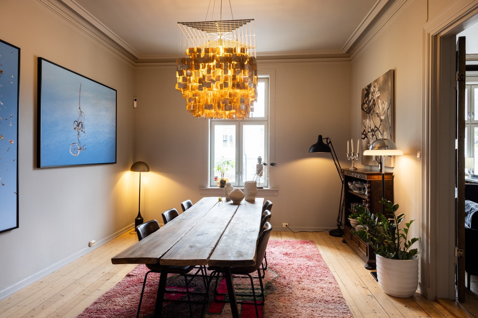 Leiligheten imponerer med en unik planløsning som inkluderer to sammenhengende stuer, adskilt av originale doble fløydører. Galleribilde