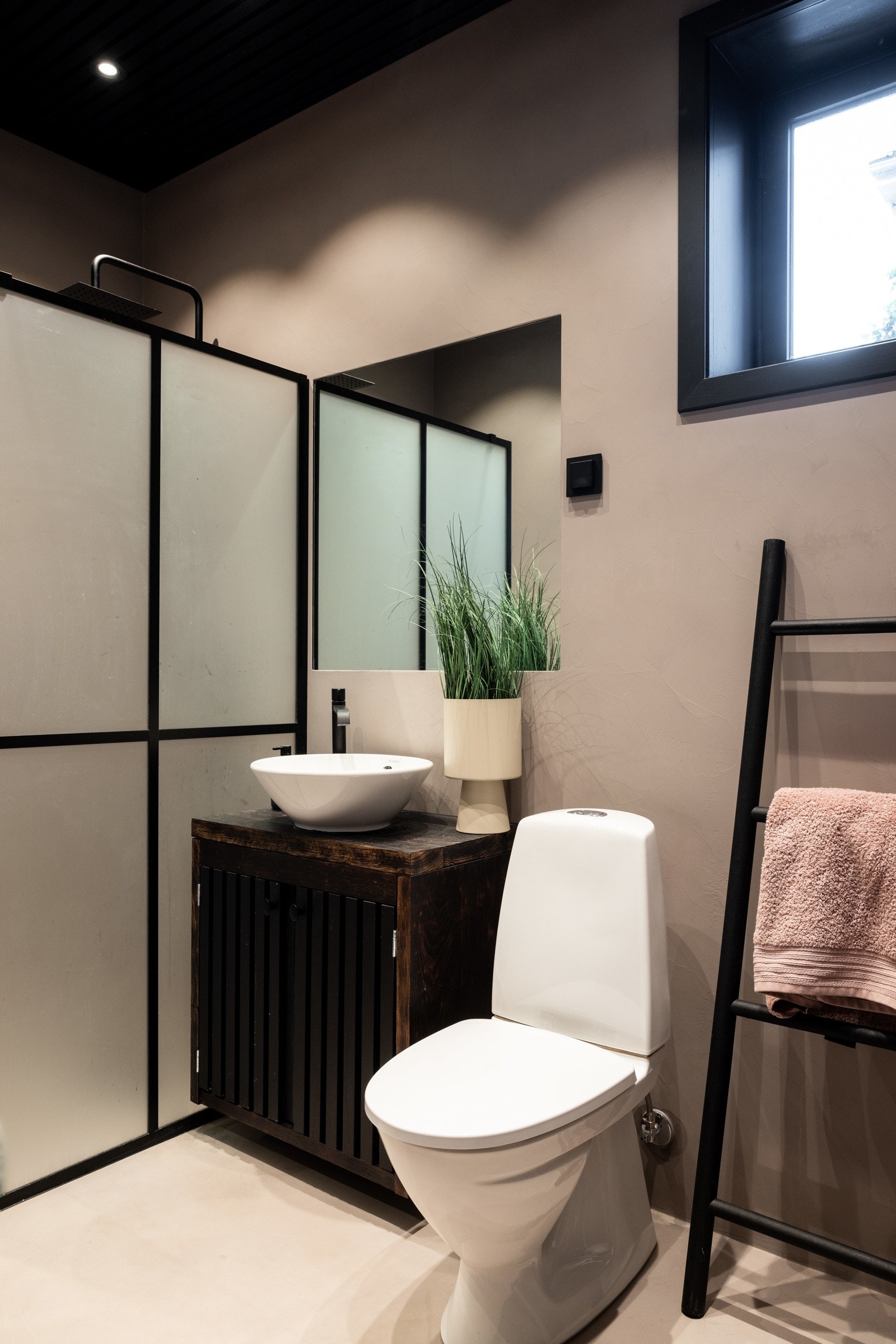 Hovedbadet i første etasje er utstyrt med mikrosement og behagelig gulvvarme. Galleribilde