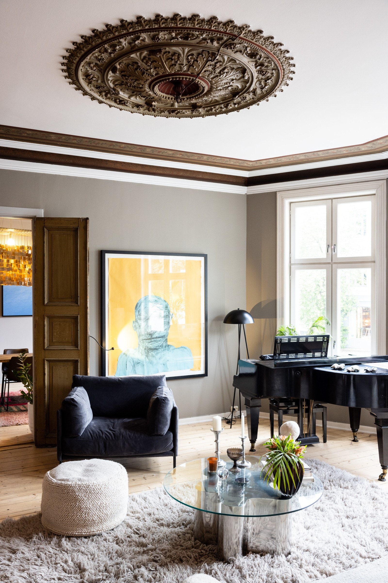 De store vindusflatene slipper inn rikelig med naturlig lys, og kombinert med en imponerende takhøyde på 3,25 meter, oppleves rommet som både luftig og romslig. Galleribilde