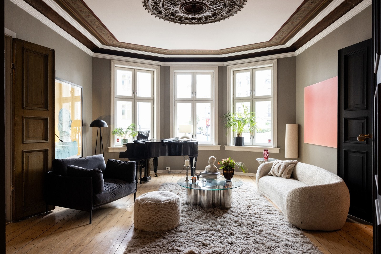 Veggene er malt i en sofistikert, dempet tone, og gulvet er dekket av elegant heltre furu, som tilfører et tidløst preg. Galleribilde