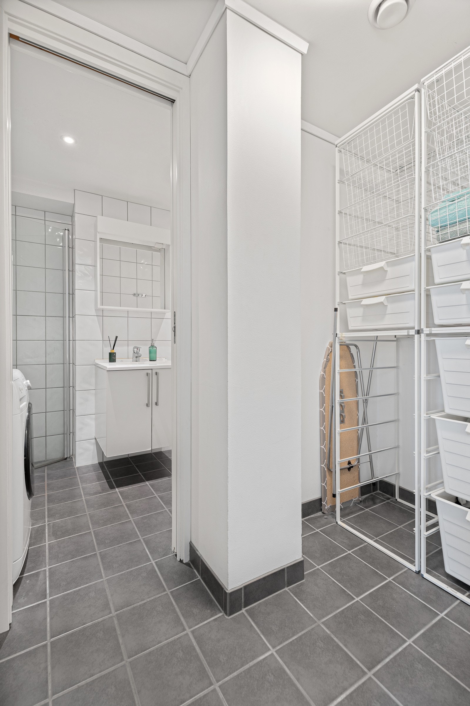 Pent flislagt bad med opplegg til vaskemaskin Galleribilde