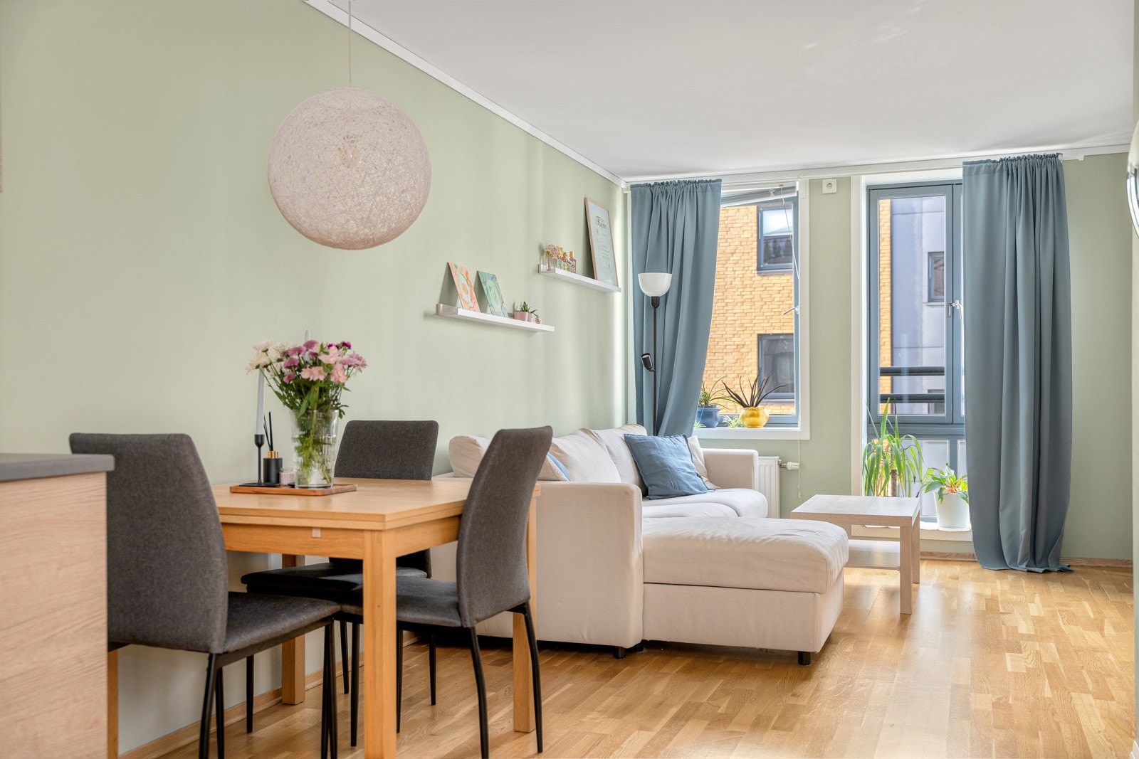 God plass til spisebord mellom stue og kjøkken Galleribilde